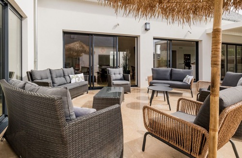 La Turballe Cottage | Luxurious Villa: Pool, Spa, Gym, Cinema, Near Beach, Sleeps 14