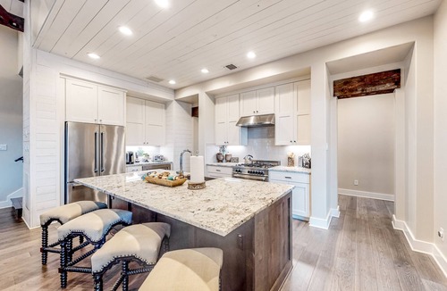 Spicewood Villa | Luxurious villa with outdoor TV lounge, kitchen & alfresco dining space