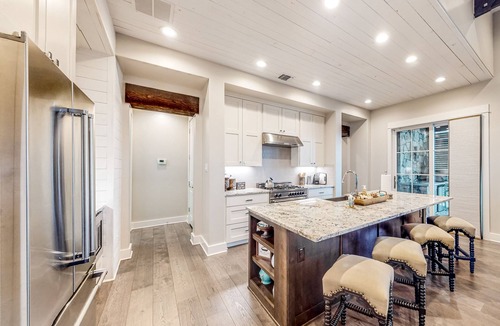 Spicewood Villa | Luxurious villa with outdoor TV lounge, kitchen & alfresco dining space