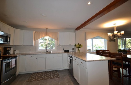 Highlands East House | Luxurious Waterfront Retreat on Paudash Lake - RidgeStone Cottage