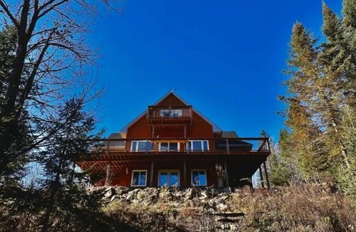 Namur House | Luxurious Waterfront 6 BDRM Chalet w/Billiards, Game Room & Unforgettable Views