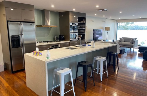 Coal Point House | Luxurious Waterfront at Lake Macquarie