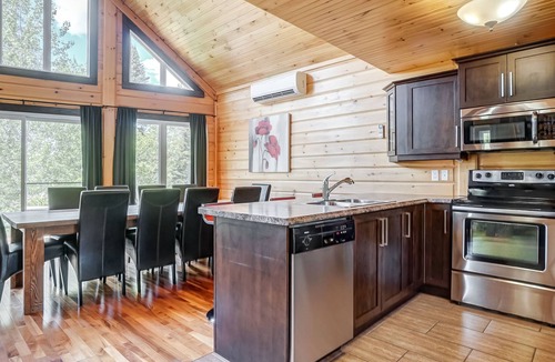 Cheneville Cabin | Luxurious Waterfront Retreat