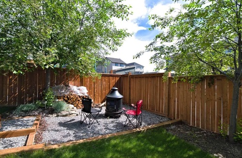 Cochrane House | Luxurious with Firepit, BBQ, k/garden, Workspace