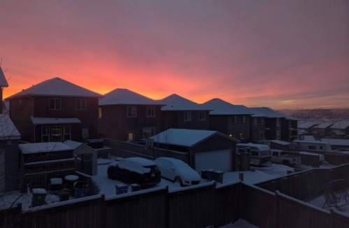 Cochrane House | Luxurious with Firepit, BBQ, k/garden, Workspace