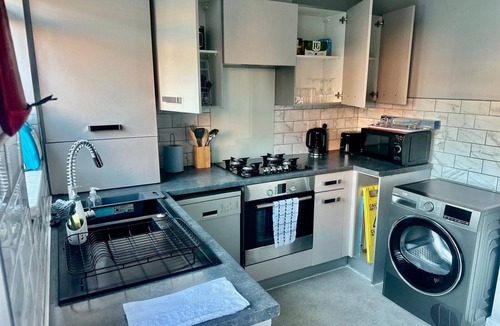 Wolverhampton House | Luxurious Wolverhampton Retreat with 4 Bedrooms