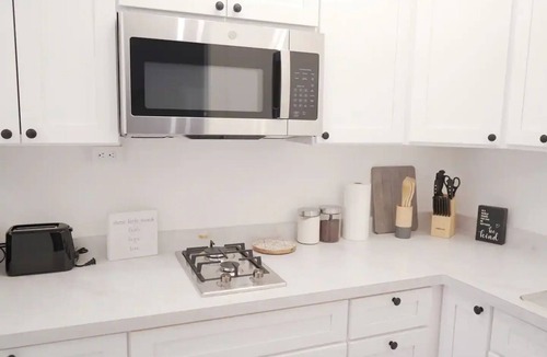 East Avenue Apartment | LuxuriousFloralStudio-HeartofEastAve -walkdowntown