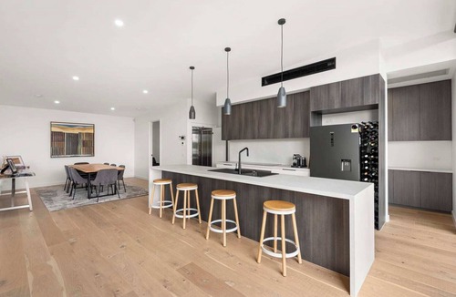 Anglesea House | Luxuriously Appointed Townhouse – River and Beach