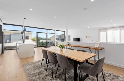 Anglesea House | Luxuriously Appointed Townhouse – River and Beach