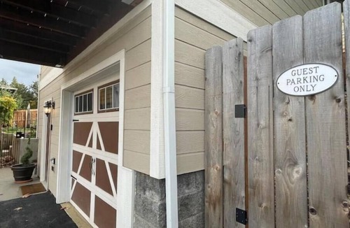 Historic Railroad District Apartment | Luxuriously comfortable & peaceful getaway downtown Ashland, with views.