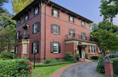East Avenue Apartment | Luxuriously Remodeled 1BD Apt in Historic 1906 Mansion