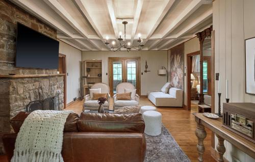 Cresco House | Luxuriously Restored Farm Cabin