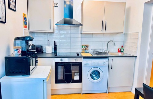 Pudsey Apartment | Luxury 1 bed apartment, sleeps 4, free parking.