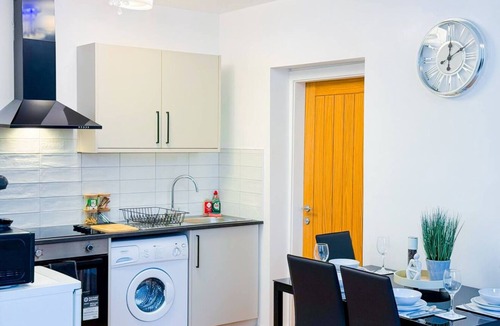 Pudsey Apartment | Luxury 1 bed apartment, sleeps 4, free parking.
