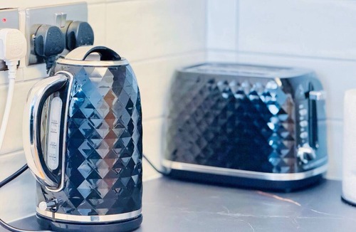 Pudsey Apartment | Luxury 1 bed apartment, sleeps 4, free parking.