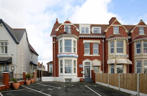 Bispham Apartment | Luxury 1 Bed Apt, Beach Front with Side Sea View