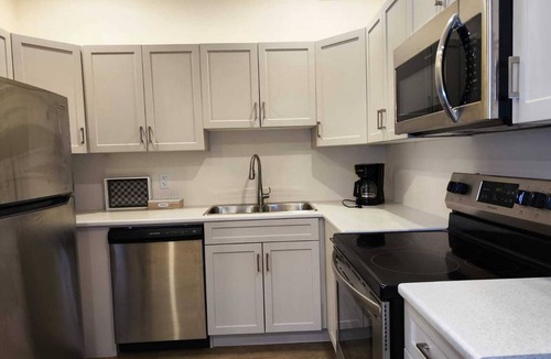 East Kildonan House | Luxury 1 Bedroom Basement Suite