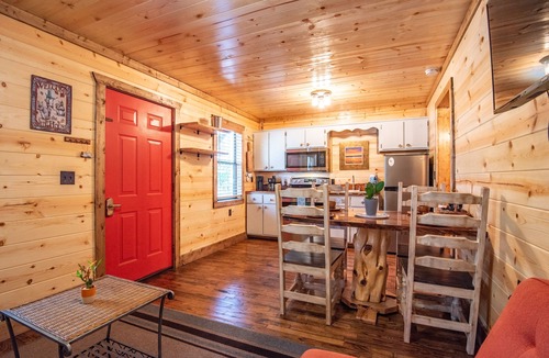 Hochatown Cabin | Luxury 1 Bedroom Cabin The Tipsy Squirrel - Hot Tub, 1 Min to Lake.