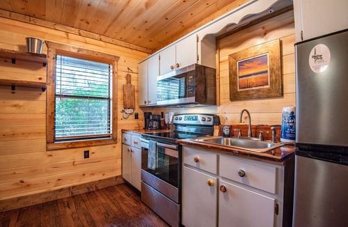 Hochatown Cabin | Luxury 1 Bedroom Cabin The Tipsy Squirrel - Hot Tub, 1 Min to Lake.