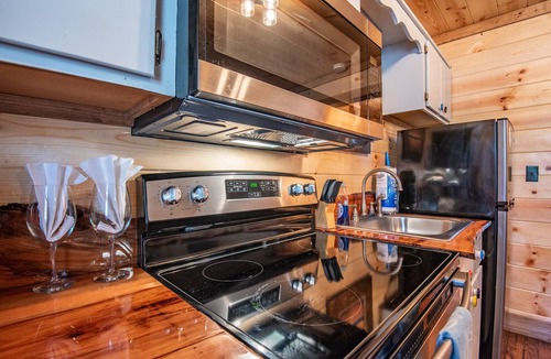 Hochatown Cabin | Luxury 1 Bedroom Cabin The Tipsy Squirrel - Hot Tub, 1 Min to Lake.