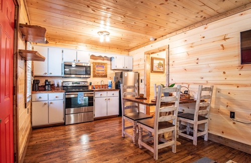 Hochatown Cabin | Luxury 1 Bedroom Cabin The Tipsy Squirrel - Hot Tub, 1 Min to Lake.