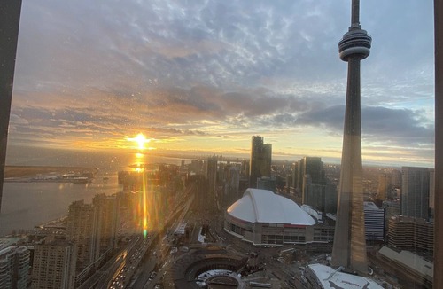 Central Waterfront Condo | Luxury 1 Bedroom Condo with CN Tower & Lakeview