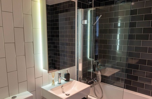 Royal Docks Apartment | Luxury 1-Bedroom Escape