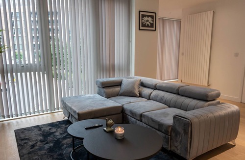 Royal Docks Apartment | Luxury 1-Bedroom Escape