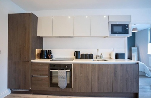 Solihull Apartment | Luxury 1-Bedroom Solihull Retreat with Parking