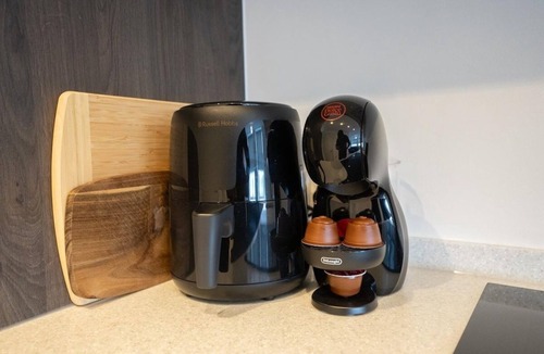 Solihull Apartment | Luxury 1-Bedroom Solihull Retreat with Parking