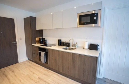 Solihull Apartment | Luxury 1-Bedroom Solihull Retreat with Parking