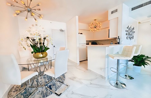 West Avenue Apartment | Luxury 1-Bedroom with Spectacular Bay View