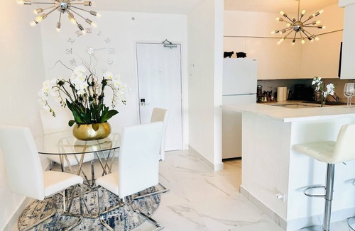 West Avenue Apartment | Luxury 1-Bedroom with Spectacular Bay View