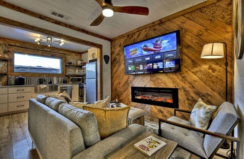 Blue Ridge Bed & Breakfast | Luxury 1 BR/BA modern rustic suite in Downtown BR