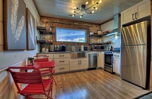 Blue Ridge Bed & Breakfast | Luxury 1 BR/BA modern rustic suite in Downtown BR