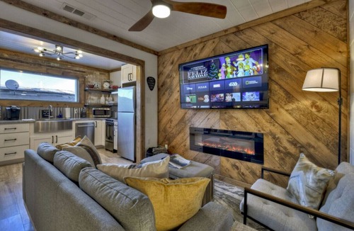 Blue Ridge Bed & Breakfast | Luxury 1 BR/BA modern rustic suite in Downtown BR
