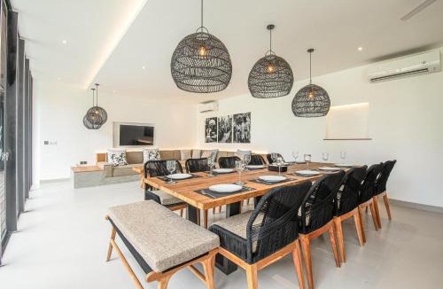 Batubelig Villa | Luxury 12BR Villa 400m to Café Del Mar Beach