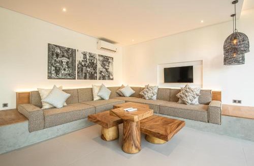 Batubelig Villa | Luxury 12BR Villa 400m to Café Del Mar Beach
