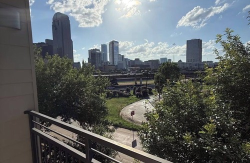 Old East Dallas Apartment | Luxury 1B Downtown Dallas Cityview + Pool