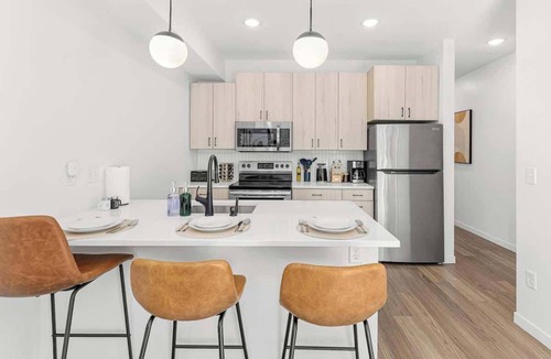 St. Anthony West Apartment | Luxury 1BD, DT, Roof top, Gym, Street Parking
