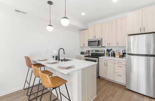 St. Anthony West Apartment | Luxury 1BD, DT, Roof top, Gym, Street Parking