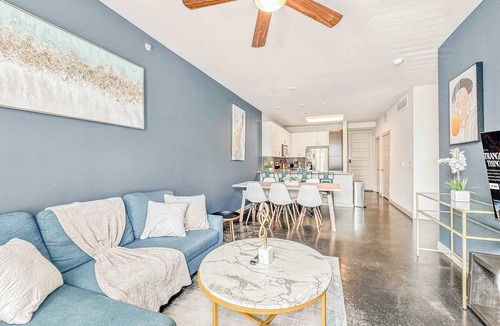 Uptown Apartment | Luxury 1BD | Uptown | Sleeps 4 | Free Parking