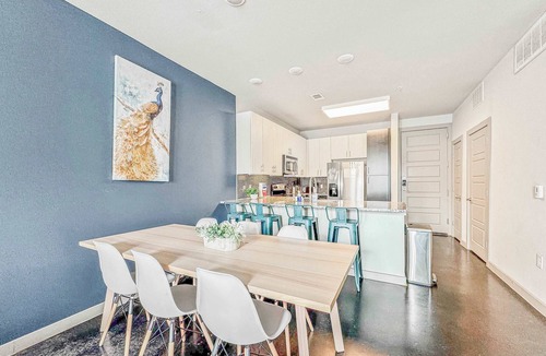 Uptown Apartment | Luxury 1BD | Uptown | Sleeps 4 | Free Parking