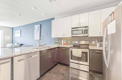 Uptown Apartment | Luxury 1BD | Uptown | Sleeps 4 | Free Parking