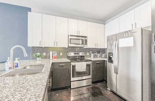 Uptown Apartment | Luxury 1BD | Uptown | Sleeps 4 | Free Parking
