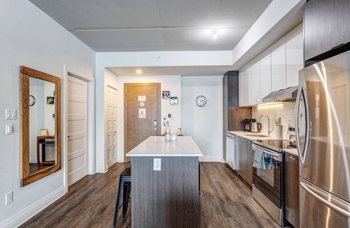 Laval Apartment | Luxury 1BR Apt with Great Views and Gym