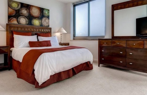 Hudson Exchange Apartment | Luxury 1BR | Full Kitchen | Steps from PATH | by GLS