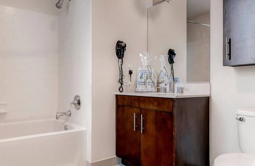 Hudson Exchange Apartment | Luxury 1BR | Full Kitchen | Steps from PATH | by GLS