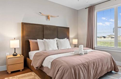 Fort Worth Apartment | Luxury 1BR King Bed in North Fort Worth - Pool, Gym, Parking & Pet Friendly - Stockyards & World Cup