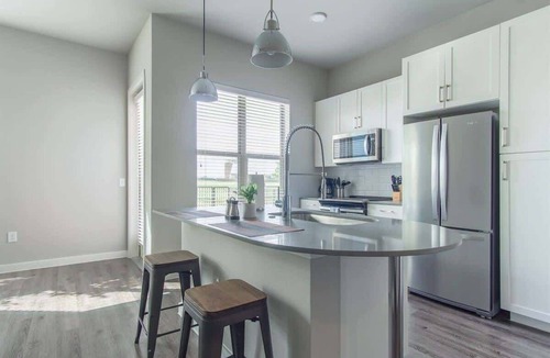 Allen Apartment | Luxury 1BR King Suite Pool + Gym + Parking - B
